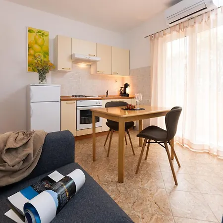 Sunny Elza Apartment